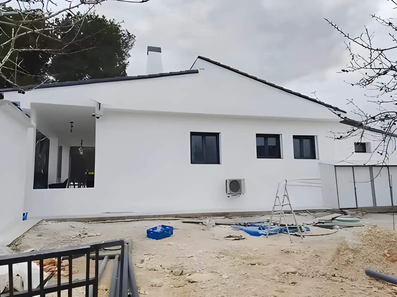 Pintores en Badajoz Fachada de chalet blanco recién pintada con acabado profesional