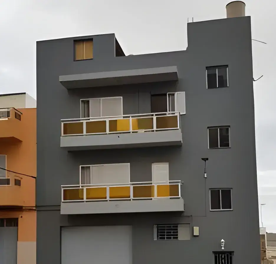 Pintores en Badajoz Rehabilitación y pintado de fachada de comunidad en color gris moderno