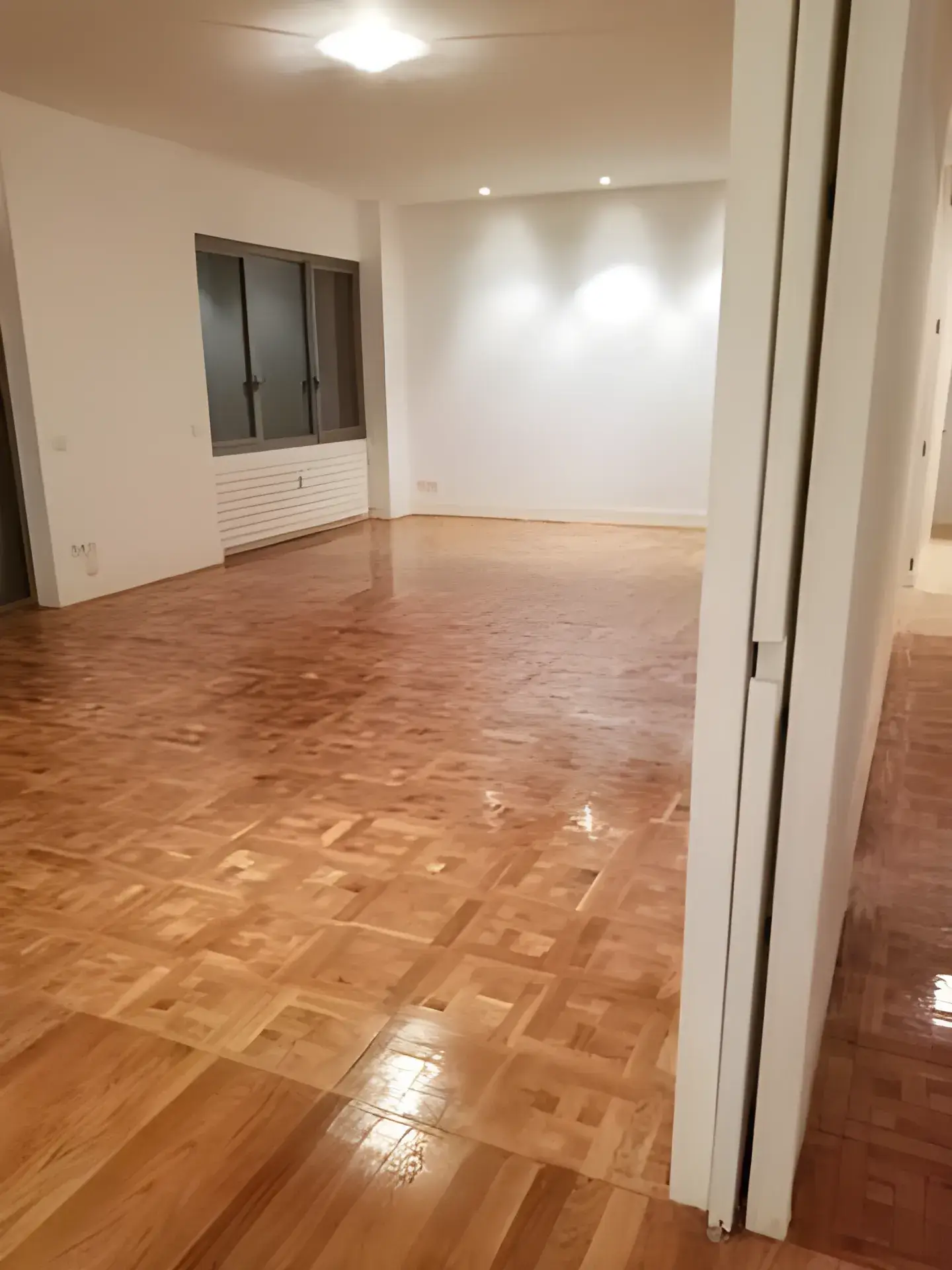 Salón amplio pintado en blanco por Pintores en Badajoz, acabado limpio y luminoso
